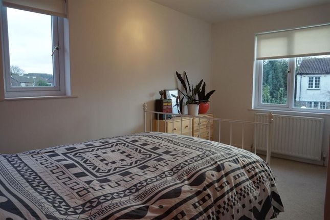 20 Gale Close, Hampton photo 4