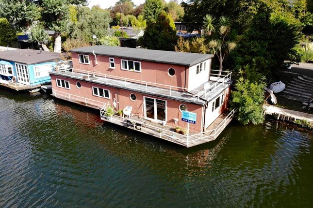 4-bed other on St Didier, Taggs Island, Hampton, £625,000