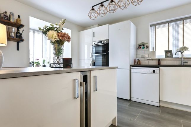9, Mott Close, Witney photo 3