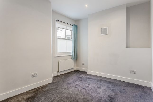 Flat to rent in Carson Road, London
