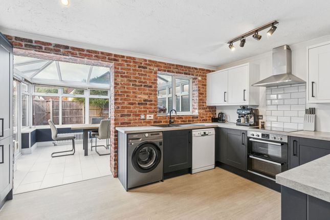 6 Gordian Way, Stevenage photo 3