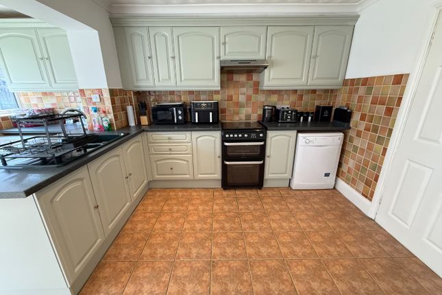 8 Roman Gardens, Houghton Regis, Bedfordshire photo 4
