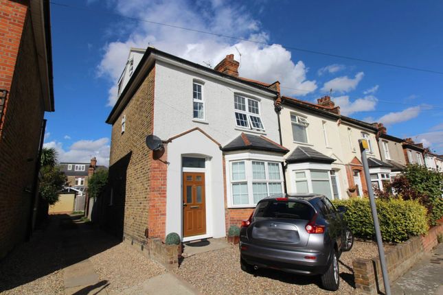 Flat to rent in St. Lawrence Road, Upminster