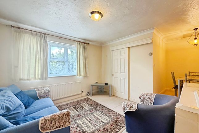 15, Tongham Meadows, Farnham photo 2