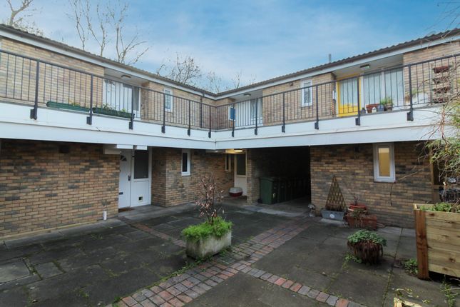 51 Loats Road, London photo 2