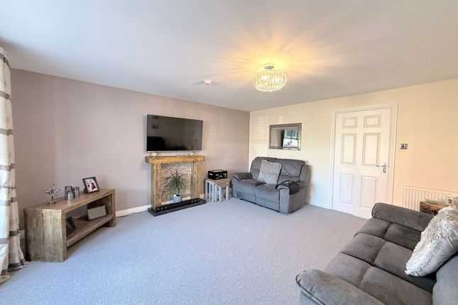 8, Cleuch Place, Maddiston photo 3