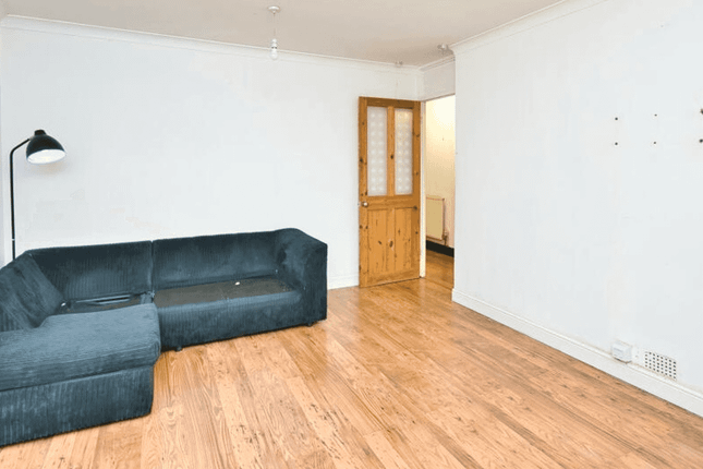 Flat to rent in Thornhill Gardens, Barking