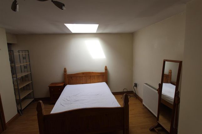 3-bed house on Woodville Road, Cardiff, £1,800/mo