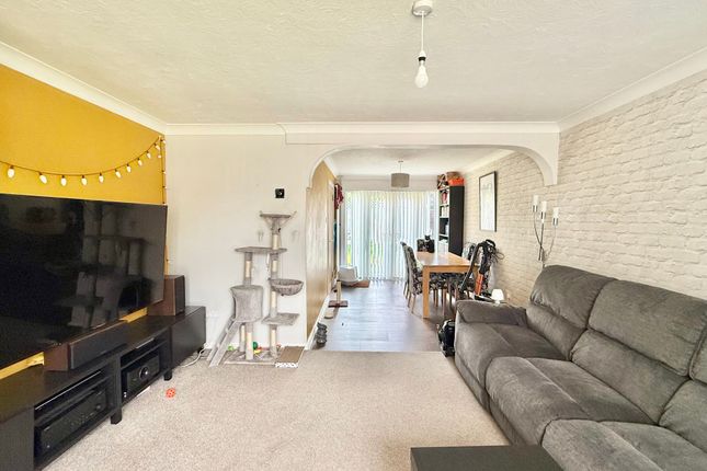 30 Elizabeth Gardens, Southampton photo 4