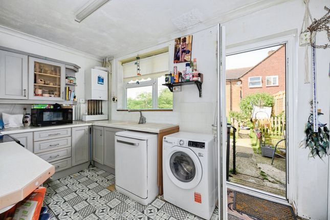 49, Dundrey Crescent, Surrey photo 2