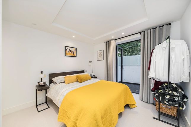 Flat 22, Connaught House, Connaught Gardens, London photo 4