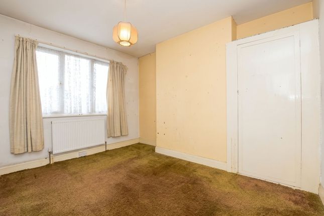 9 Leamington Crescent, Harrow photo 4