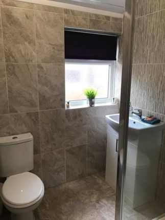 Room 3, 64 Flaxley Road, Selby photo 2