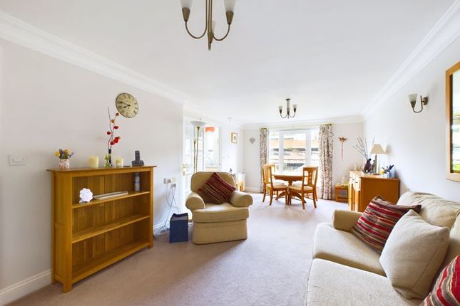 12 Pegasus Court, Stafford Road, Caterham photo 2
