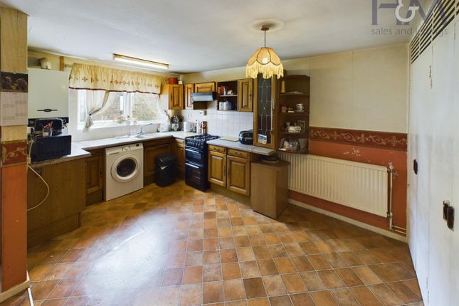 Terraced house for sale in Canterbury Way, Stevenage, Hertfordshire, 4Eq.