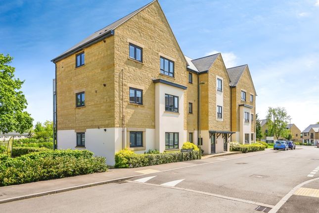 Flat for sale in Stanmore Crescent, Carterton