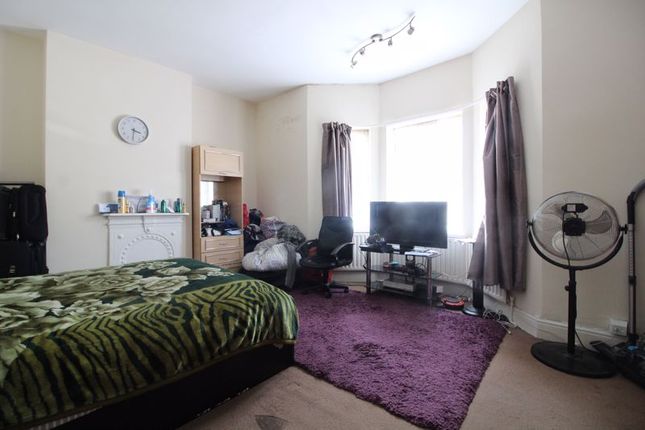 Terraced house for sale in Lyndhurst Road, Luton