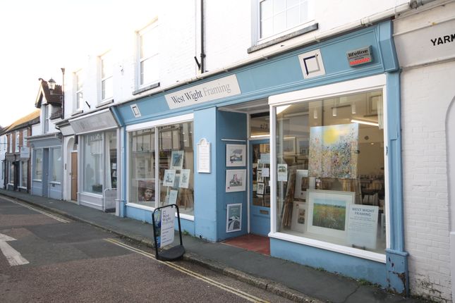 Retail premises to let in High Street, Yarmouth