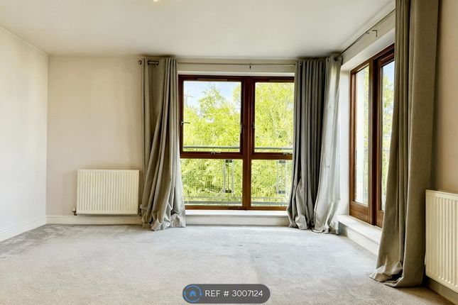 Flat, Finlay Court Commonwealth Drive, Crawley photo 3