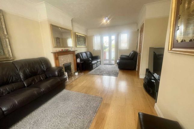 Property for sale in Mayne Avenue, Luton