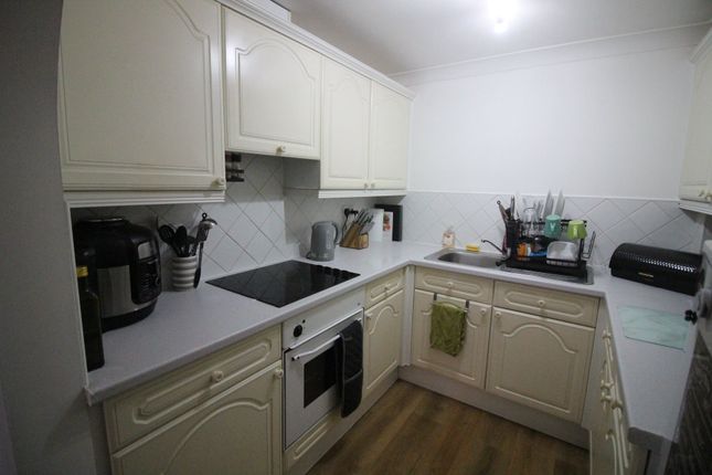 Flat to rent in Millway Road, Andover, Hampshire