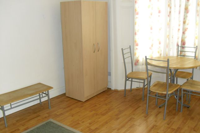5, 4, Pownall Gardens, Hounslow photo 2