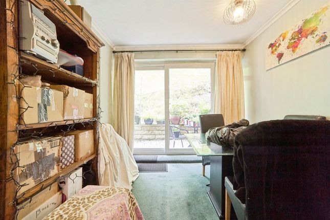 19, Frizley Gardens, BRADFORD photo 4