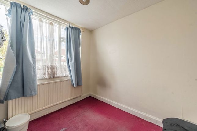 Roxeth Green Avenue, Harrow photo 3