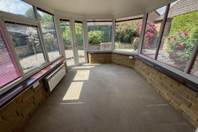 21, Fox Meadows, Crewkerne photo 3