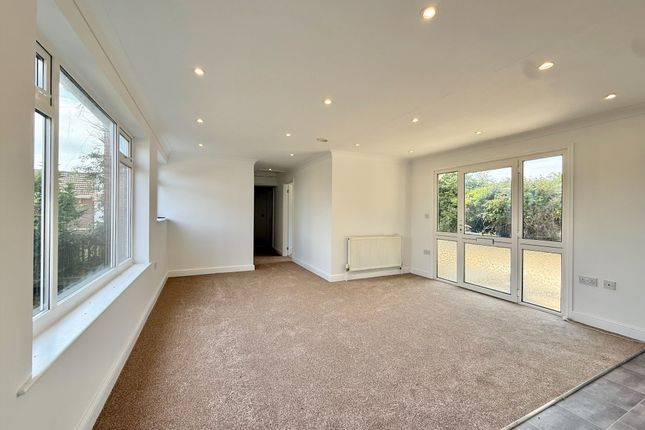 50, Four Acres Estate, Great Yarmouth photo 5
