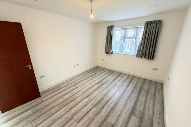 Flat 1, 8 Larkfield Avenue, Harrow photo 5