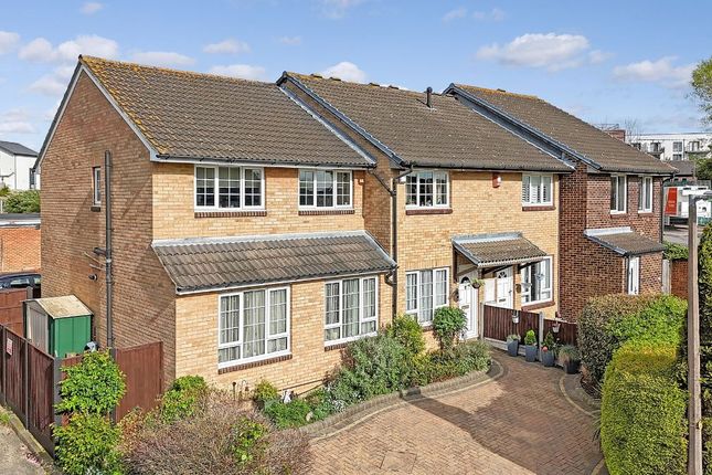 77 Juniper Way, Romford photo 4