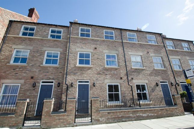 Town house to rent in Pulleyn Mews, York