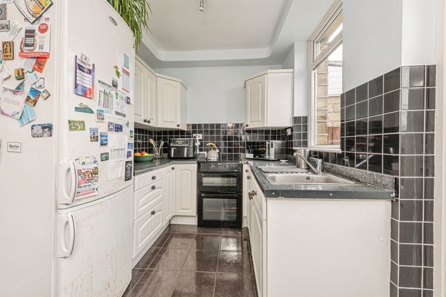 5, Newsome Avenue, Huddersfield photo 4