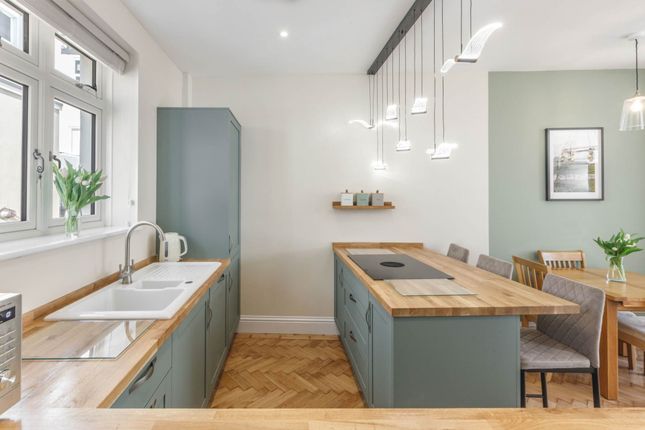 4, Alice Close, Hove photo 3