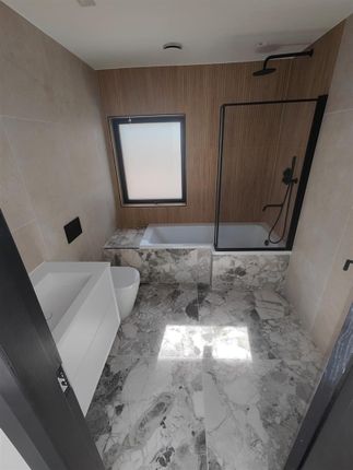 Bathroom 19B.Jpg