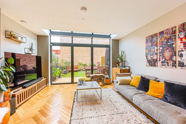 4-bed house on 19, Hoy Close, Colindale, £800,000