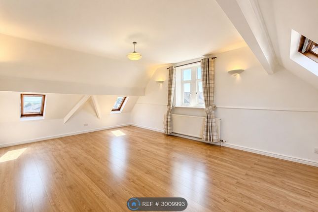 Flat, Old School House Northowram Green, Halifax photo 2