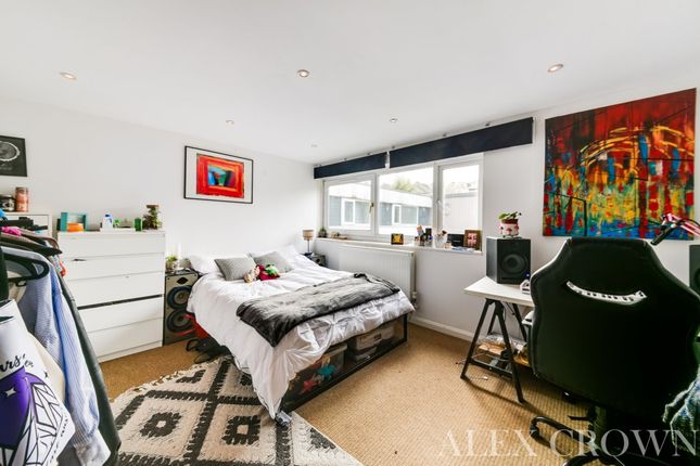 Flat for sale in St. James's Lane, London