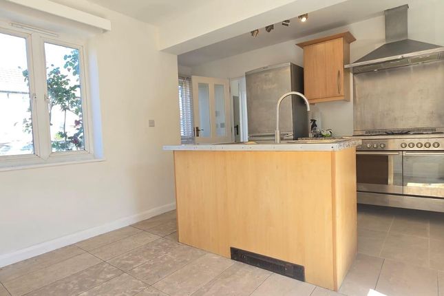 17, Hawthorn Hatch, Brentford photo 4