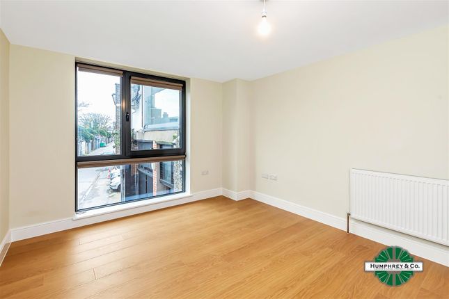 Flat to rent in Cameron Road, Seven Kings, Ilford