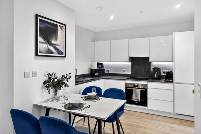 Flat 151/Falconbrook Gardens, 17 Silvertown Way, London photo 4
