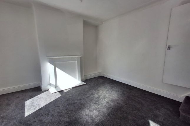 8, Moorfield Grove, Leeds photo 2