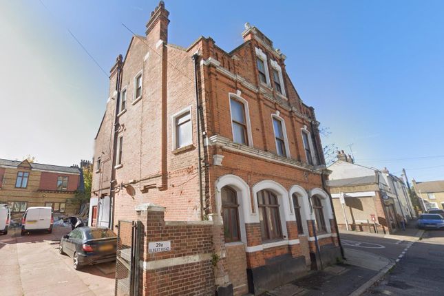 Flat to rent in Albert Road, Chatham
