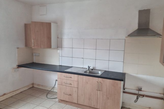 2 bed flat to rent in Springfields, Walsall WS4