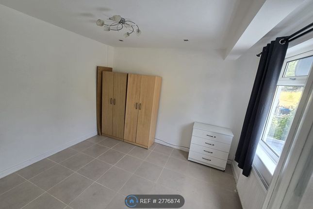 1-bed house on Mostyn Road, London, £750/mo