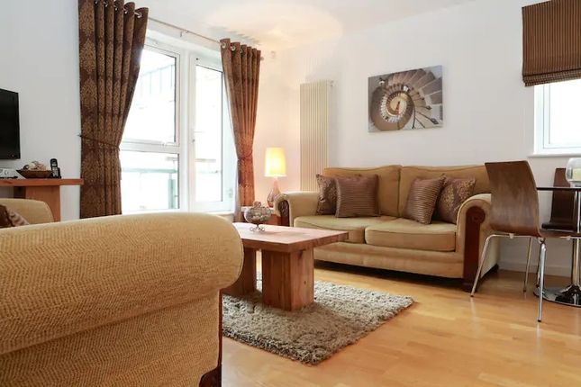 Flat to rent in Holyrood Road, Edinburgh