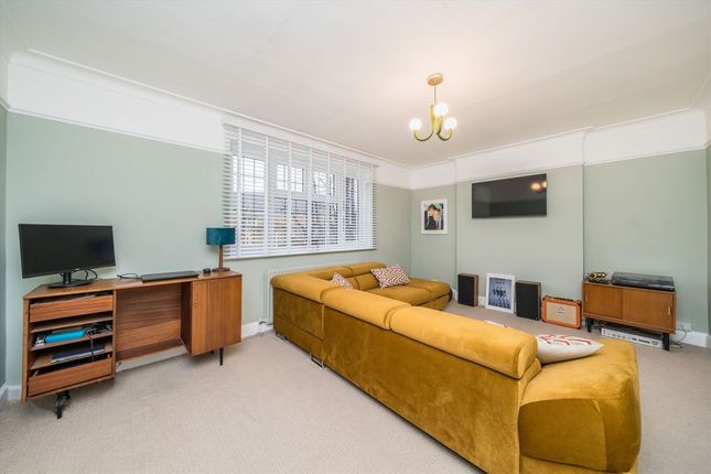 6 Wentworth Court, St. Mark's Hill, Surbiton photo 2