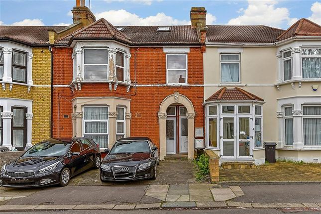 Thumbnail Flat for sale in Milverton Gardens, Ilford, Essex