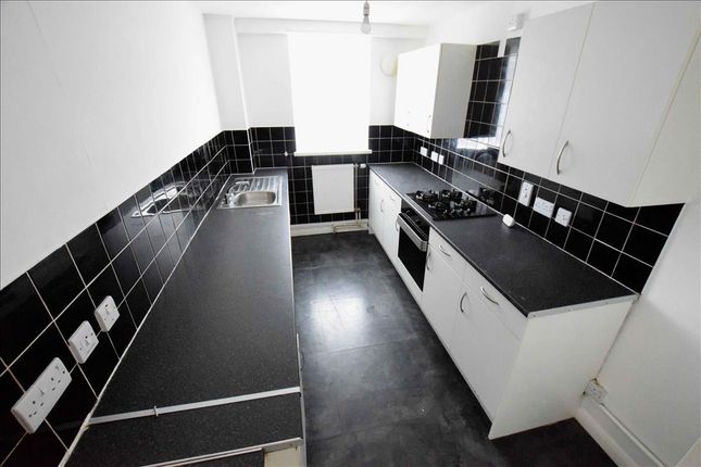 75, Watermead, Feltham photo 3